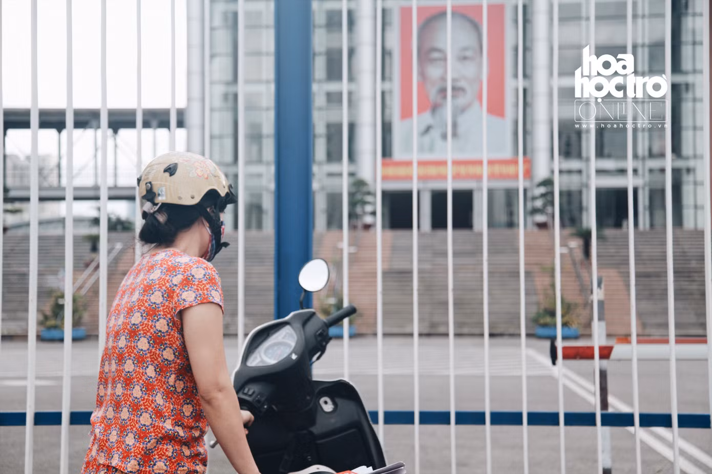 Những hình ảnh xúc động trong mùa thi: “Con cứ yên tâm, có cha mẹ ở đây rồi!” ảnh 7 Những hình ảnh xúc động trong mùa thi: “Con cứ yên tâm, có cha mẹ ở đây rồi!” ảnh 7