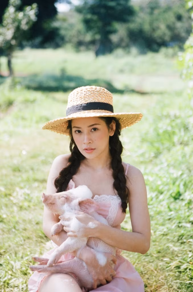Với hàng loạt các hình ảnh "thiếu vải" nóng mắt, MV Mời anh vào team em đã trở thành đề tài bàn tán sôi nổi trên mạng xã hội xoay quảnh chủ đề liệu lần comeback này của Chi Pu là gợi cảm hay phản cảm?