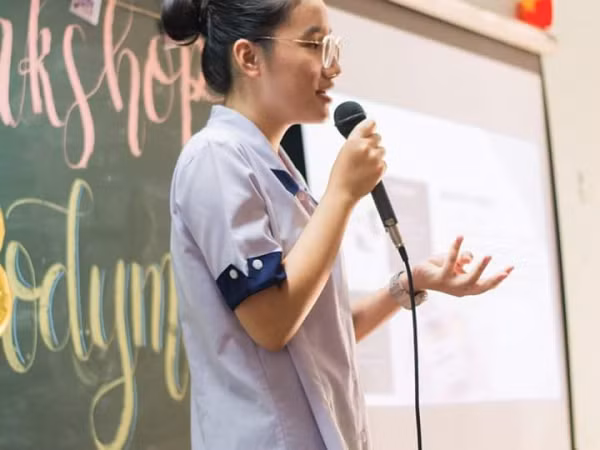 Bạn ấy đang thuyết trình đấy