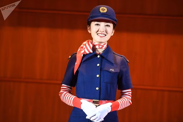 Nũ tiếp viên của hãng hàng không Nhật Bản.