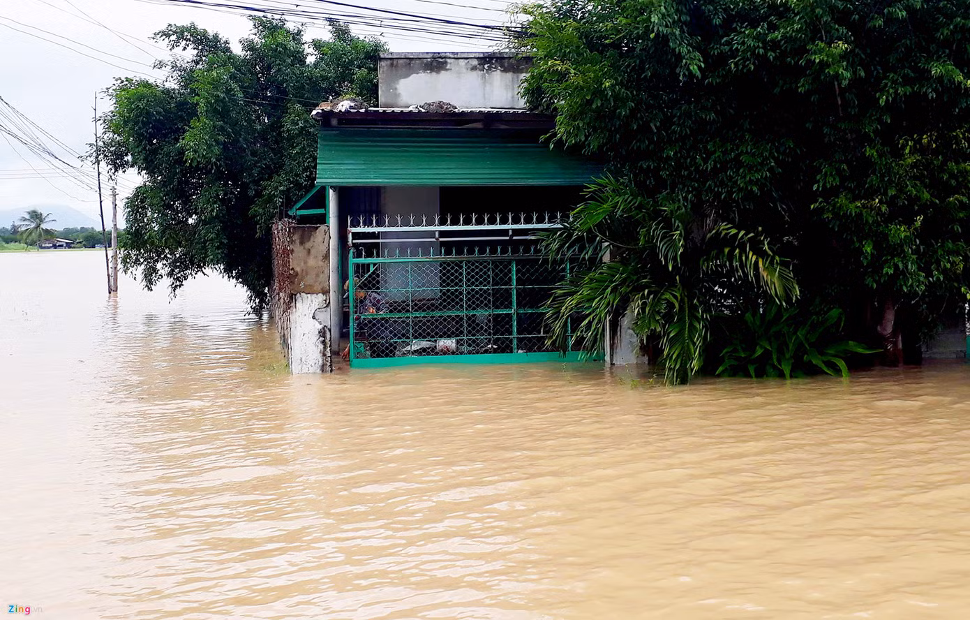 Nhà dân bị ngập sâu hơn 1 m ở huyện Cam Lâm (TP Cam Ranh).