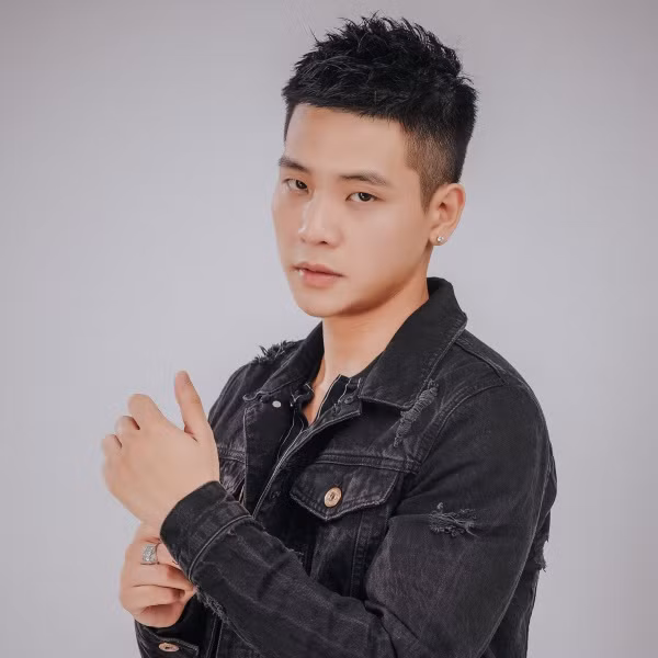 Quân A.P được biết tới với danh xưng hot boy cover. Gần đây anh đã ra mắt ca khúc Ai là người thương em và tạo được hiệu ứng tốt.
