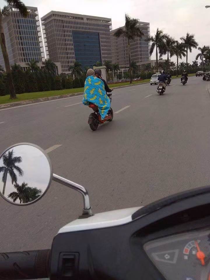 Dù là một cách đối phó với giá lạnh rất "bá đạo" và dễ thương, nhưng teen cũng không nên liều mình quàng khăn khi di chuyển trên đường thế này đâu nhé!
