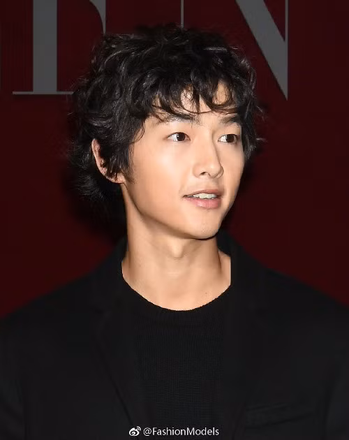 Kiểu đầu xoăn tít này không hợp với Song Joong Ki chút nào, nếu không muốn nói là dìm hàng anh toàn tập. Nhìn từ mọi góc, Song Joong Ki đều mất hẳn vẻ nam tính.