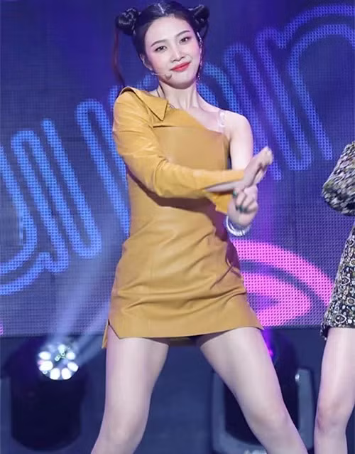 Trang phục lệch vai cũng thường xuyên đồng hành cùng Joy khi biểu diễn. Tuy là có theo trend bất đối xứng nhưng váy của cô nàng vẫn bị chê vì chất liệu kém sang, kiểu dáng tạo cảm giác vóc dáng 