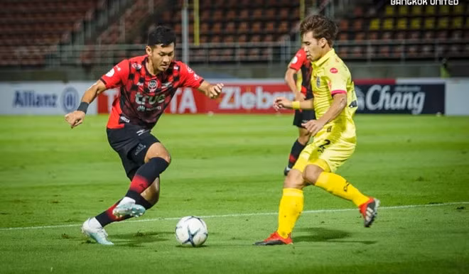 Chân sút Chananan Pombuppha (trái) mới chỉ ghi được 1 bàn ở Thai League 1 mùa này. Ảnh: Chụp màn hình.
