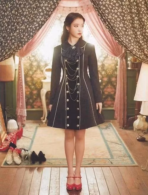 Vải tweed là chất liệu đặc trưng của thời trang cổ điển, thời kỳ cực thịnh là những năm 1950, dưới thời của Coco Chanel. Cho đến nay, trang phục làm từ kiểu vải dệt này vẫn được xem là không thể thiếu với những quý cô đẳng cấp.