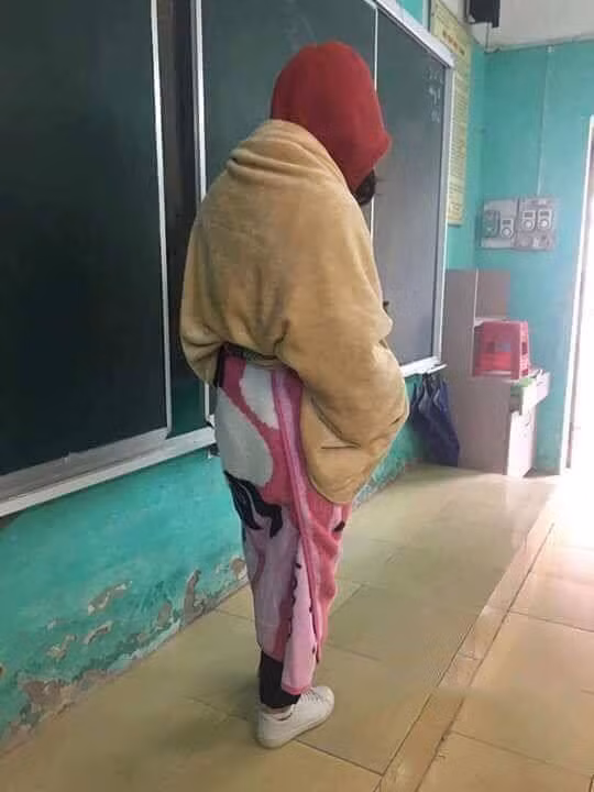 Thời trang đi học ngày đông khiến người xem không khỏi "cười té ghế".