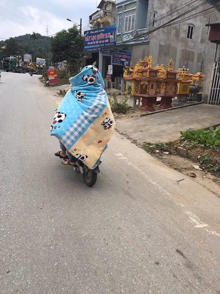 Những chiếc chăn đủ màu sắc, kiểu dáng được teen mang đến trường chống rét.