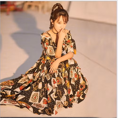 Chiếc váy D&amp;G trên ảnh bìa.