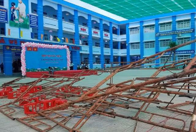 Hiện trường vụ sập giàn giáo xảy ra tại trường Huỳnh Văn Bánh