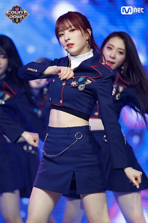 Eunseo (Cosmic Girls) mạnh mẽ cá tính vô cùng khi lên sân khấu trong bộ đồ diễn lấy cảm hứng từ đồng phục và buộc tóc đuôi ngựa.