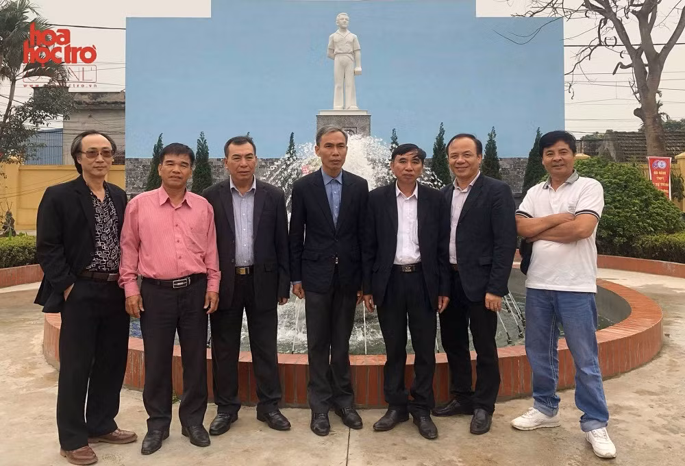 Các chú, bác cựu học sinh khóa 1976 - 1979 chụp ảnh lưu niệm nhân ngày hội ngộ. Ảnh: Tuấn Linh