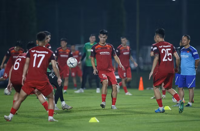Tuyển Việt Nam tích cực tập luyện chuẩn bị cho trận mở màn vòng loại thứ 2 World Cup 2022 trên đất Thái Lan ngày 5/9 Ảnh: Minh Trần.