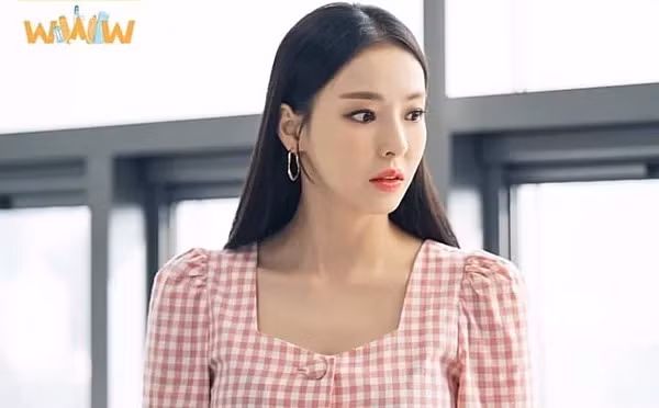 Nữ diễn viên Lee Da Hee chọn Alice Heart Neck Blouse đồng hành trong phim mới.