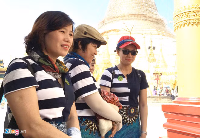Nhóm nữ du khách đến từ Đà Nẵng hoang mang khi lỡ mua "vé chợ đen" khu vực CĐV Myanmar. Ảnh: Quang Thịnh.
