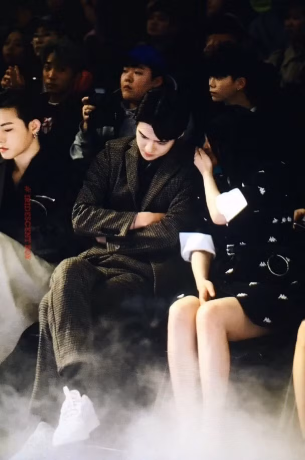 Sehun cúi sát đầu về phía Mina khi nói chuyện với cô nàng.