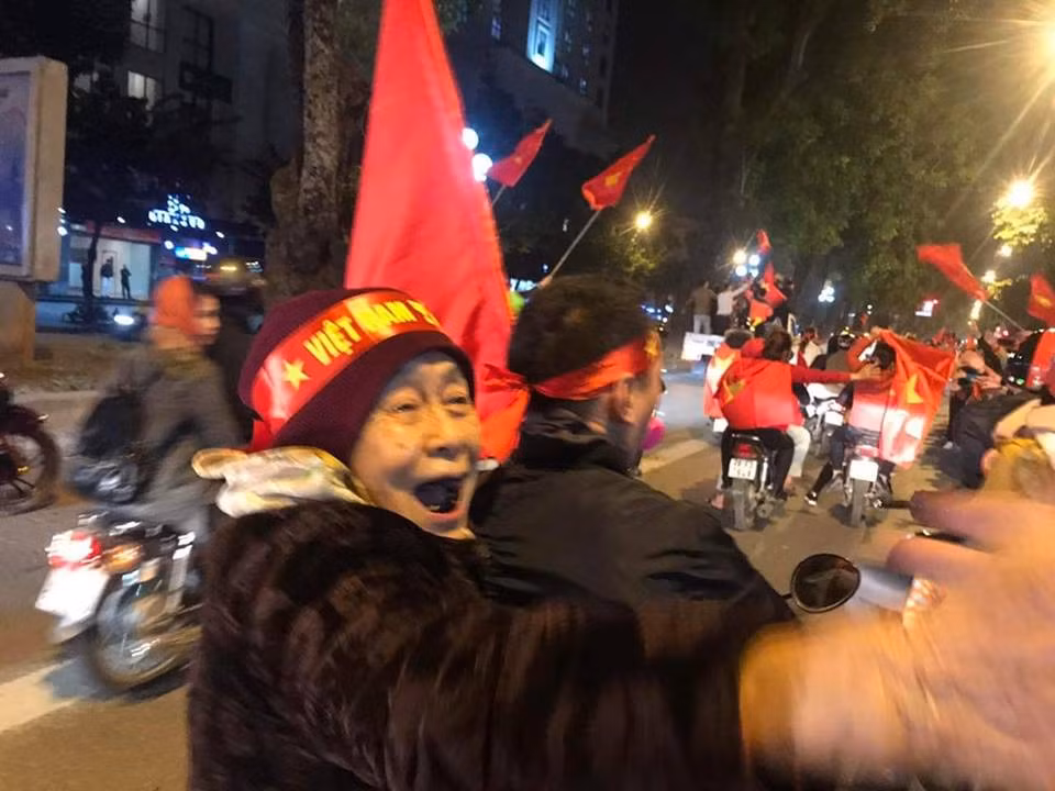 Trời mưa cũng không ngăn được cụ xuống đường đâu nhé! Ảnh: Danang Viewers
