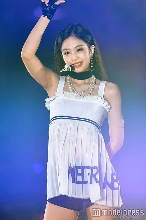 Nhìn Jennie nhìn tròn trĩnh lên đáng kể. Nhiều fan còn đùa rằng áo của Jennie nhìn chẳng khác gì một quả cầu lông.