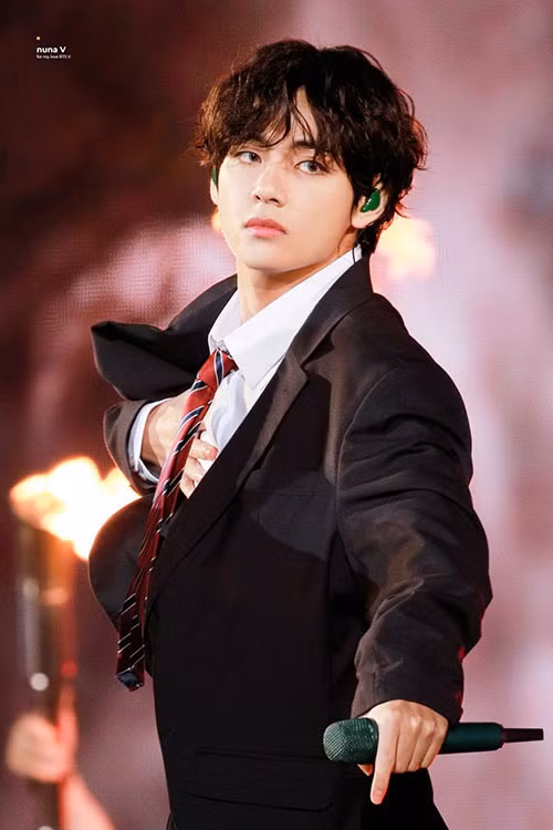 Chẳng thế mà fan K-Pop không thể không trầm trồ trước màn dậy thì thành công của V. V của 5 năm trước đã rất đẹp rồi thì bây giờ càng hấp dẫn hơn nữa. Từ ánh mắt lạnh lùng đến những bước nhảy điêu luyện đều khiến fangirl không thể rời mắt.