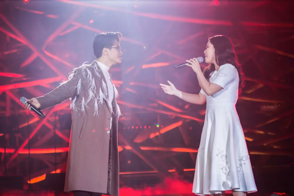 Với dàn đồng ca "khủng" là chính những khán giả trong đêm nhạc, bản hit Tháng tư là lời nói dối của em trở nên ấn tượng trong màn song ca của Hà Anh Tuấn và Thùy Chi.