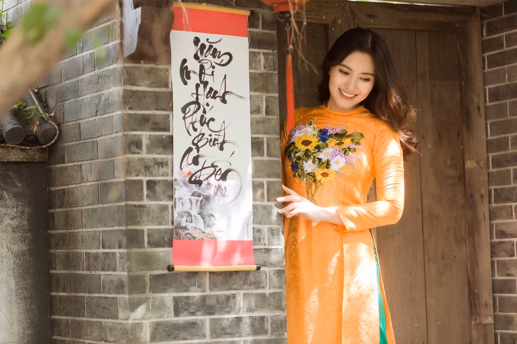 Trong bộ áo dài của NTK Sương Nguyễn, nữ diễn viên khoe vẻ đẹp rạng rỡ tuổi ba mươi.