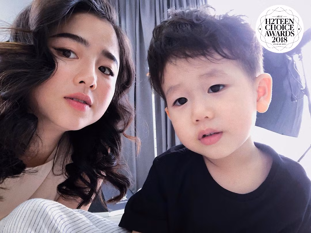 Bên cạnh mẫu ảnh "xịn" là mẹ Nam Thương thì Đậu cũng không kém cạnh chút nào!