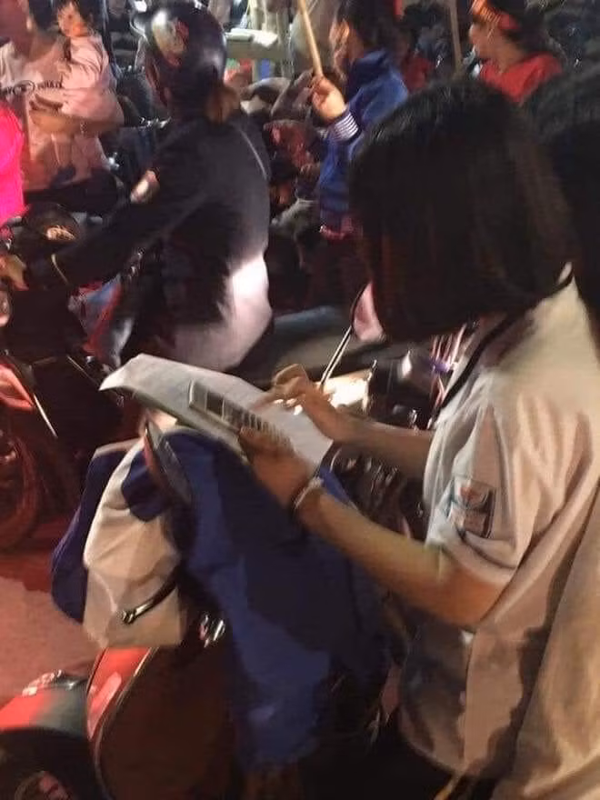 Hình ảnh cô bạn nữ sinh siêng năng bất chấp hoàn cảnh. (Ảnh: Đàm Văn Châu/Group Trường Người Ta)