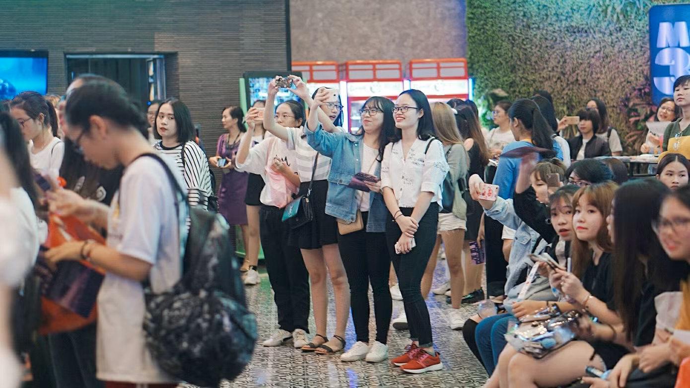 Các fan háo hức chờ đợi những thước phim của BTS.