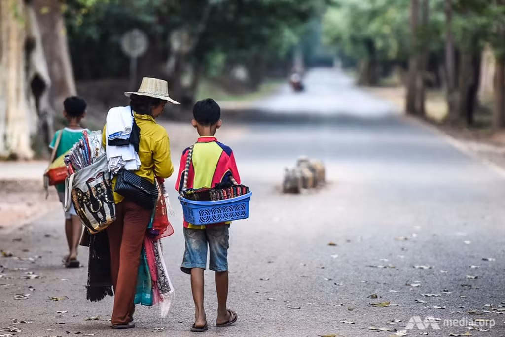 3 mẹ con Salik thường đi bán rong tới 17h hàng ngày để kiếm sống và trang trải nợ nần.