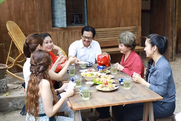 Với câu chuyện hấp dẫn, gần gũi về cuộc sống gia đình hàng ngày, Gạo nếp gạo tẻ khiến người xem bị cuốn theo mạch phim và hào hứng bàn luận về những tình tiết suốt khoảng thời gian dài.
