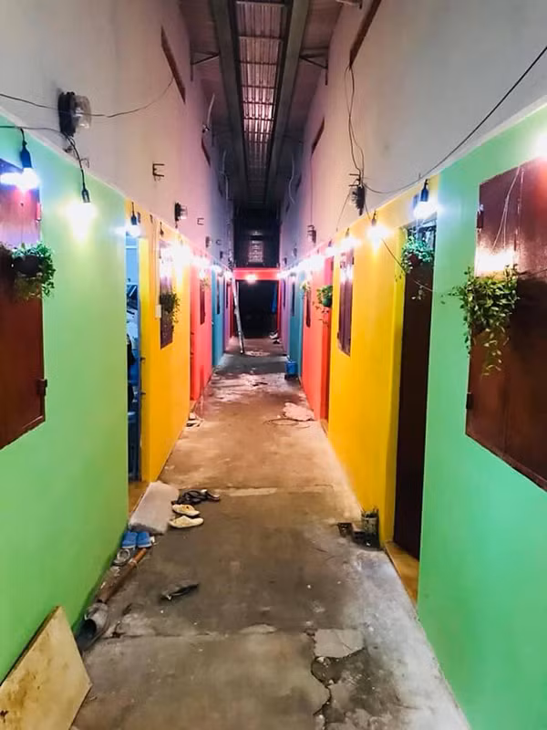 Phòng trọ được trang trí với đủ màu sắc bắt mắt.