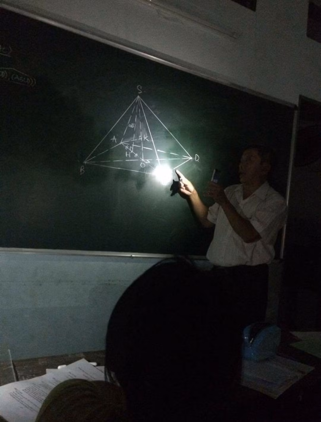Thầy giáo tận dụng chút thời gian quý báu còn lại để ôn thi đại học cho học sinh,