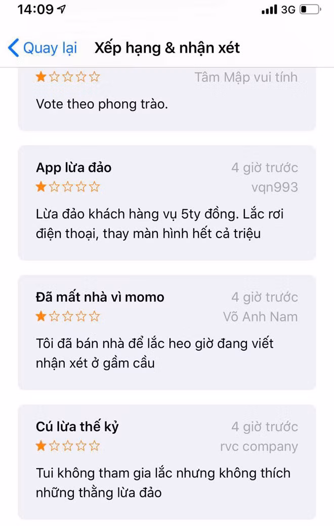 Rất nhiều phản hồi tiêu cực từ phía người dùng về ứng dụng MoMo lừa đảo trên các chợ phần mềm App Store và Google Play ẢNH: CHỤP MÀN HÌNH.