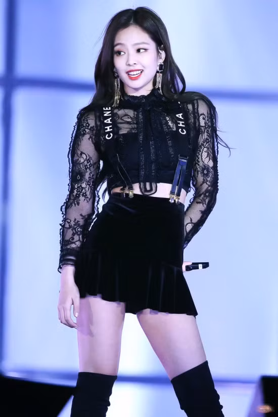 Lâu nay, Jennie vẫn được khen là Nữ hoàng mặc đẹp, công chúa sang chảnh của K-Pop. Những bộ đồ mốt nhất, đắt nhất đều được công ty YG Ent ưu ái dành cho Jennie mặc. Và quả thực Jennie với vóc dáng chuẩn, gương mặt xinh đẹp, thần thái sang chảnh khiến cô nàng mặc đồ chợ cũng ngỡ hàng hiệu.