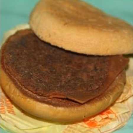 Còn đây là chiếc bánh burger 6 năm tuổi – rất cứng nhưng nhìn thì vẫn bình thường.