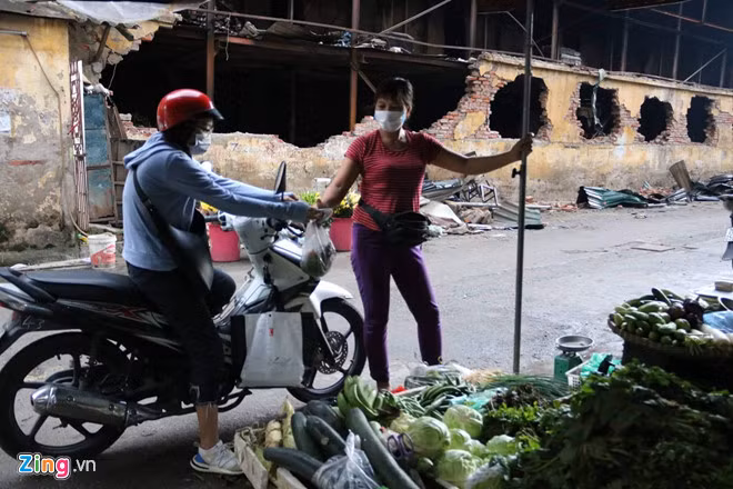 Người dân được khuyến cáo không sử dụng thực phẩm quanh khu vực đám cháy Rạng Đông. Ảnh: Hồng Quang.