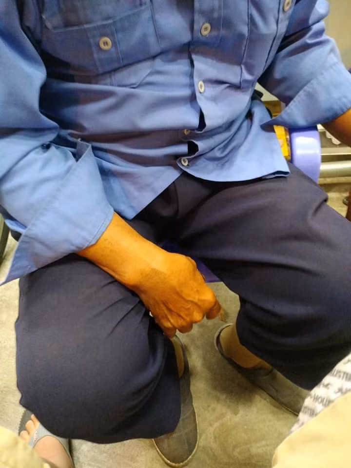 Hai đêm liên tiếp, bác Cầm ngủ dưới hầm gửi xe, sáng 6 giờ mới lên cửa hàng.