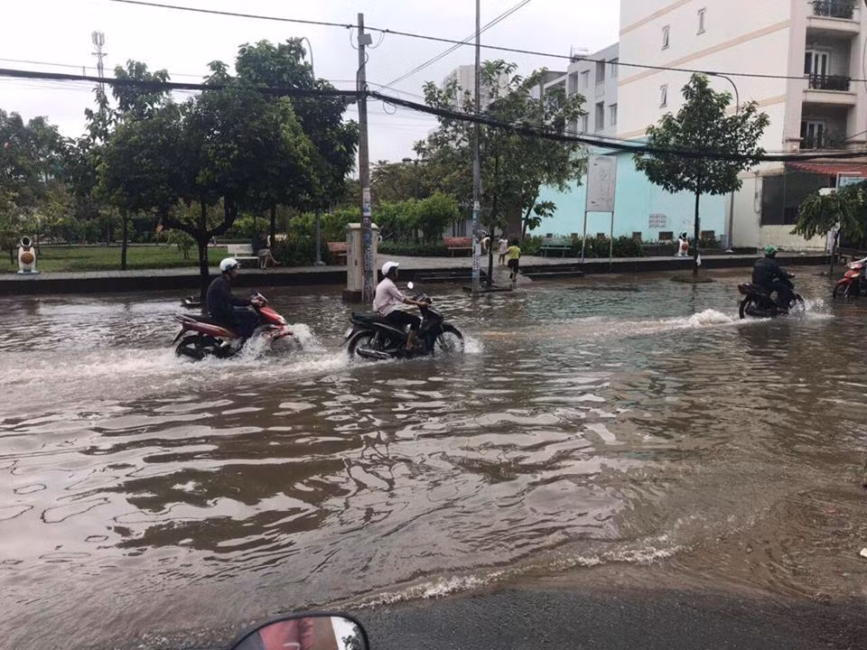 Tình trạng kẹt xe không diễn ra ở Q6 khi đường cũng ngập nước sau cơn bão.