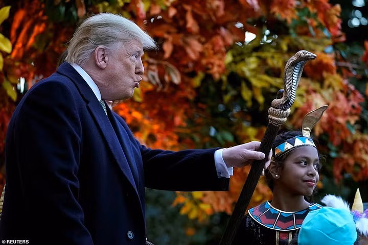 Biểu cảm hài hước của Tổng thống Trump trong lễ hội Halloween năm 2018 ở Nhà Trắng. Ảnh: Reuters