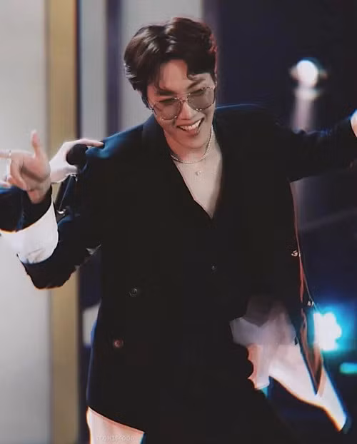 Các fan cho rằng J-Hope là một thần tượng đa tài. Anh chàng nhảy giỏi, rap ngầu, sáng tác, viết lời cho các ca khúc và còn là một 