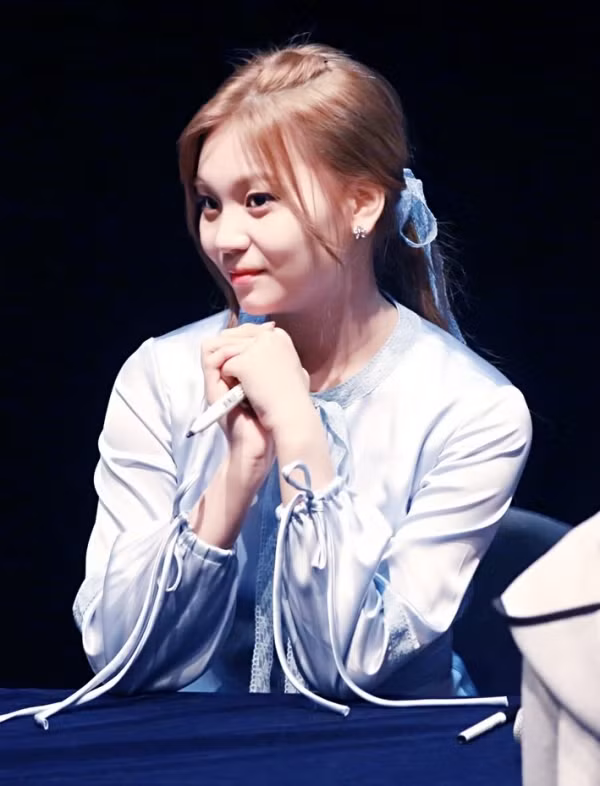 Umji (G-Friend) ngày trước chỉ dám để tóc xõa che bớt gương mặt bầu bình. Nhưng Umji bây giờ đã nhó nhắn đi nhiều, và có thể chinh phục được kiểu tóc khó nhằn này. Umji khéo léo buộc tóc trễ, thắt thêm chiếc nơ là nhìn đáng yêu vô cùng.