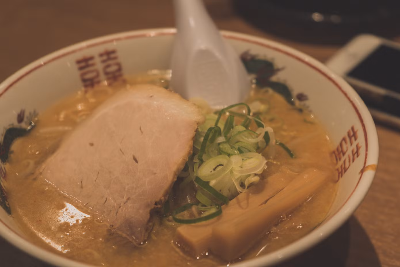 Đương nhiên là không thể bỏ qua món mì Ramen trứ danh với hương vị độc đáo của riêng vùng đất Hokkaido rồi!