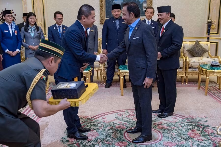 Diện kiến đương kim Quốc vương Brunei Darussalam Haji Hassanal Bolkiah.