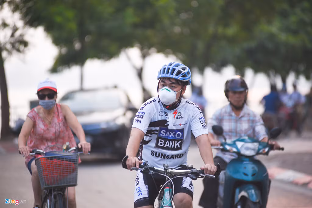 Trong ảnh người dân đạp xe bên hồ Tây phải đeo khẩu trang sáng 16/9.