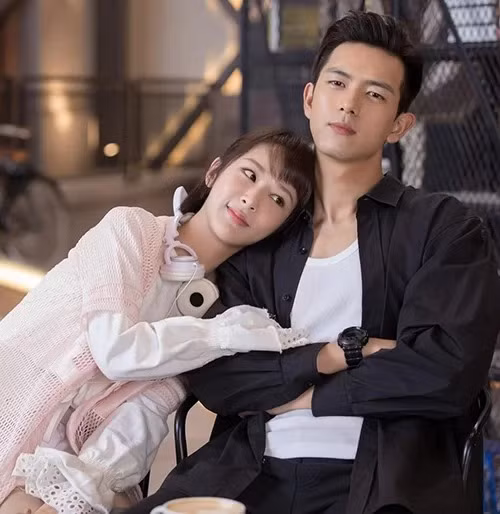 Trang phục xinh xắn giúp Dương Tử thêm nhu mì, bé nhỏ bên cạnh bạn trai soái ca.