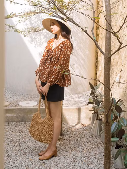 Nữ diễn viên e ấp trong một bộ ảnh khoe nhan sắc thanh xuân.