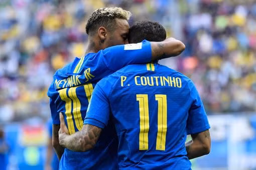 Neymar ăn mừng chiến thắng với đồng đội của mình.