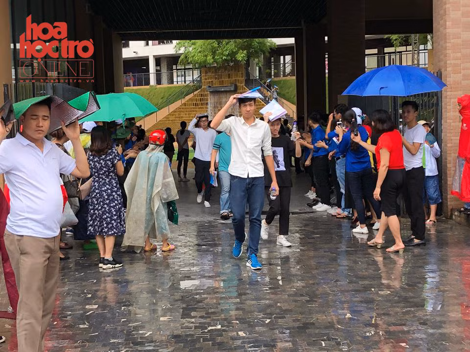 Trời mưa cũng không ảnh hưởng đến tâm trạng vui vẻ khi hoàn thành bài thi của teen. (Ảnh: Linh Triết)