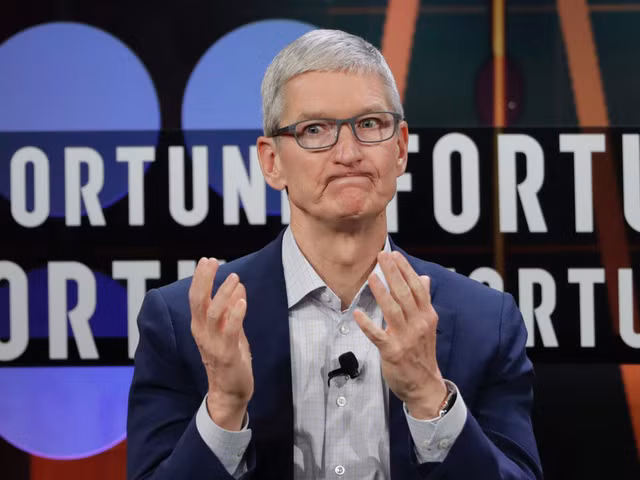 Mặc dù là một triệu phú nhưng Tim Cook cũng là một người rất tiết kiệm. Theo trang công nghệ Mashable, Tim Cook thậm chí còn thường xuyên mua đồ lót giảm giá để tiết kiệm chi phí.